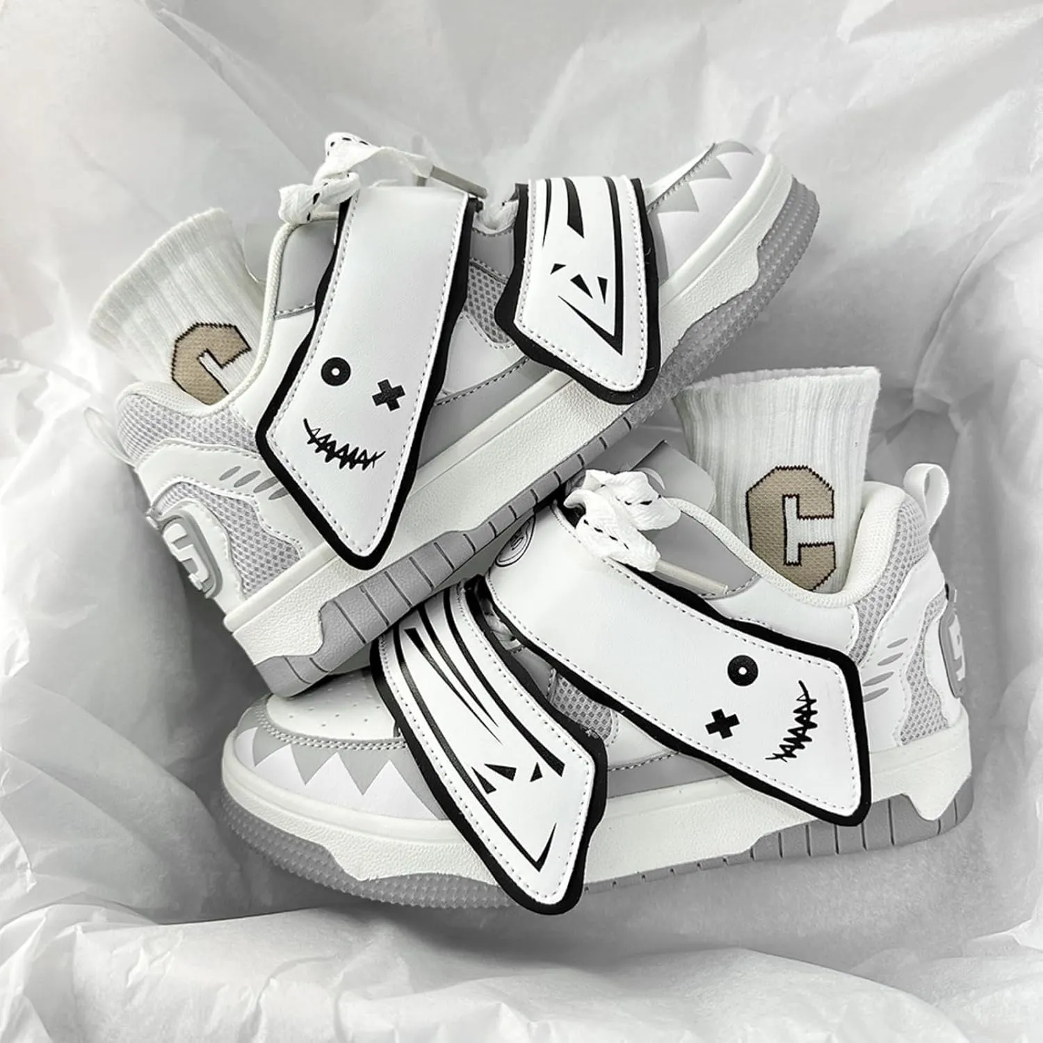 Graffiti Happy Face Hook & Loop Sneakers Women Skate Shoes Y2K Aesthetic Height Increase Casual Outfit Walking Shoes